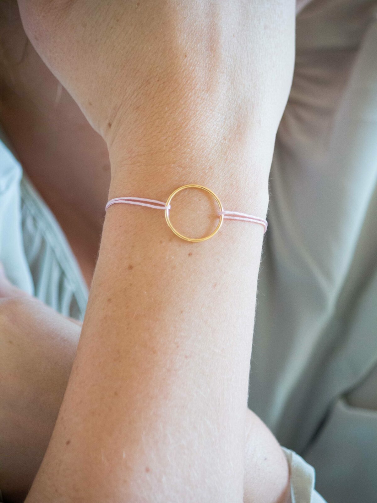 Pulsera de hilo Energyu Circle con aro de plata de ley 925 bañado en oro de 18k, hecha a mano y disponible en varios colores.