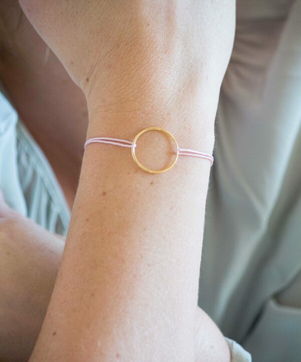 Pulsera de hilo Energyu Circle con aro de plata de ley 925 bañado en oro de 18k, hecha a mano y disponible en varios colores.