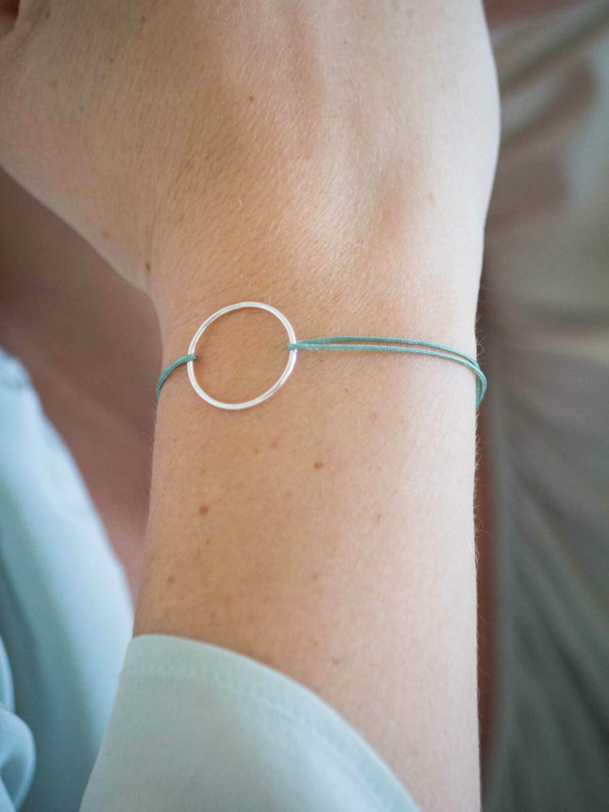 Pulsera de hilo Energyu Circle con aro de plata de ley 925 , hecha a mano y disponible en varios colores