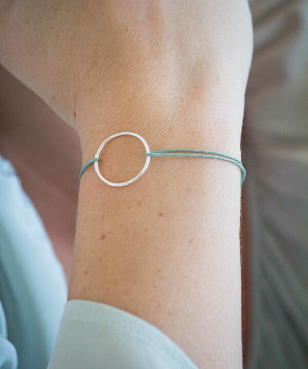 Pulsera de hilo Energyu Circle con aro de plata de ley 925 , hecha a mano y disponible en varios colores