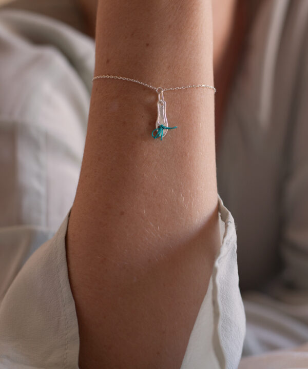 pulsera zapatilla de ballet con lacito de color