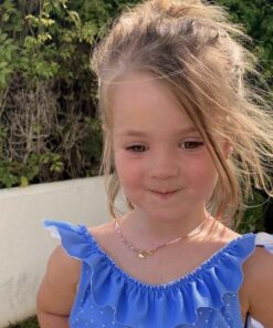 Collar Maui con cuentas Miyuki de colores y charm de palmera en plata chapada en oro, lucido en el cuello de una niña con el charm de la boa de el principito