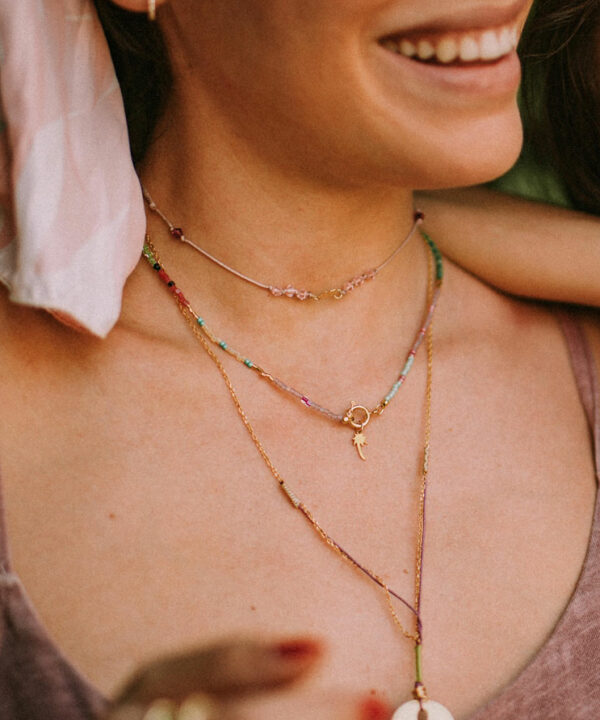 Collar Maui con cuentas Miyuki de colores y charm de palmera en plata chapada en oro, lucido en el cuello