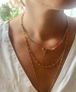 Collar Maui con cuentas Miyuki de colores y charm de palmera en plata chapada en oro, lucido en el cuello