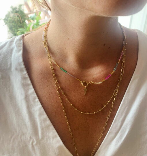 Collar Maui con cuentas Miyuki de colores y charm de palmera en plata chapada en oro, lucido en el cuello