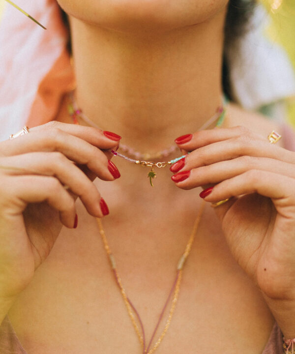 Collar Maui con cuentas Miyuki de colores y charm de palmera en plata chapada en oro, lucido en el cuello