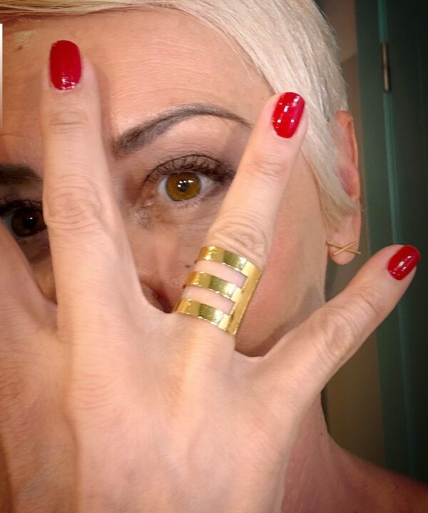 Esther Arroo lleva el anillo triple de de nat&belle