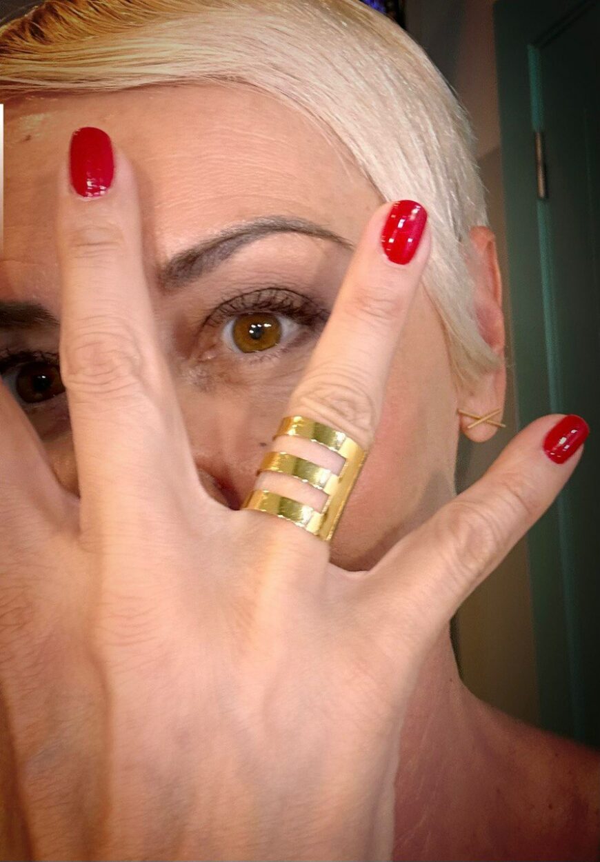 La actriz Esther Arroyo elige personalmente nuestras joyas para la gala de la Asociación Española Contra el Cáncer. Descubre los pendientes con charm Valeria, el anillo triple y más piezas con significado.