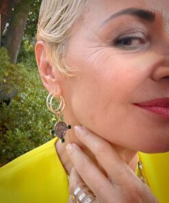 Esther Arroo lleva el anillo triple de de nat&belle y pendientes charm valeria swarovski plata