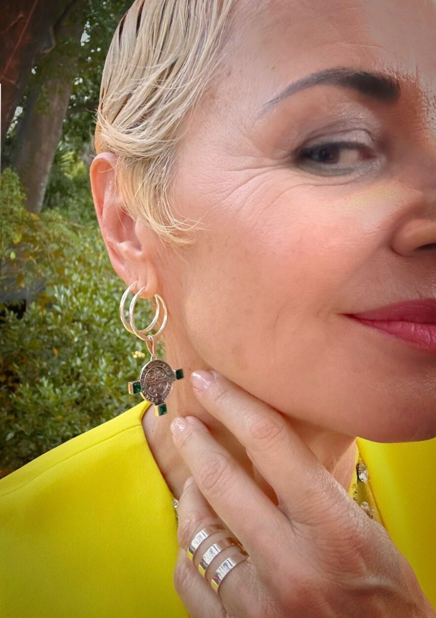 Esther Arroo lleva el anillo triple de de nat&belle y pendientes charm valeria swarovski plata
