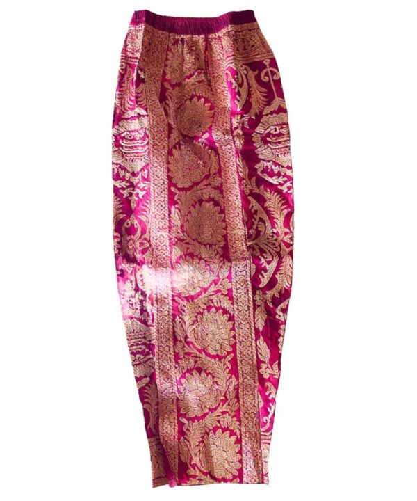 falda estilo balines con bordados dorados y color fucsia
