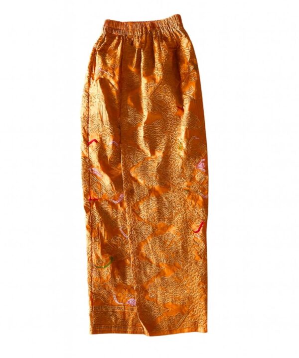 falda estilo balines con bordados dorados y color mostaza