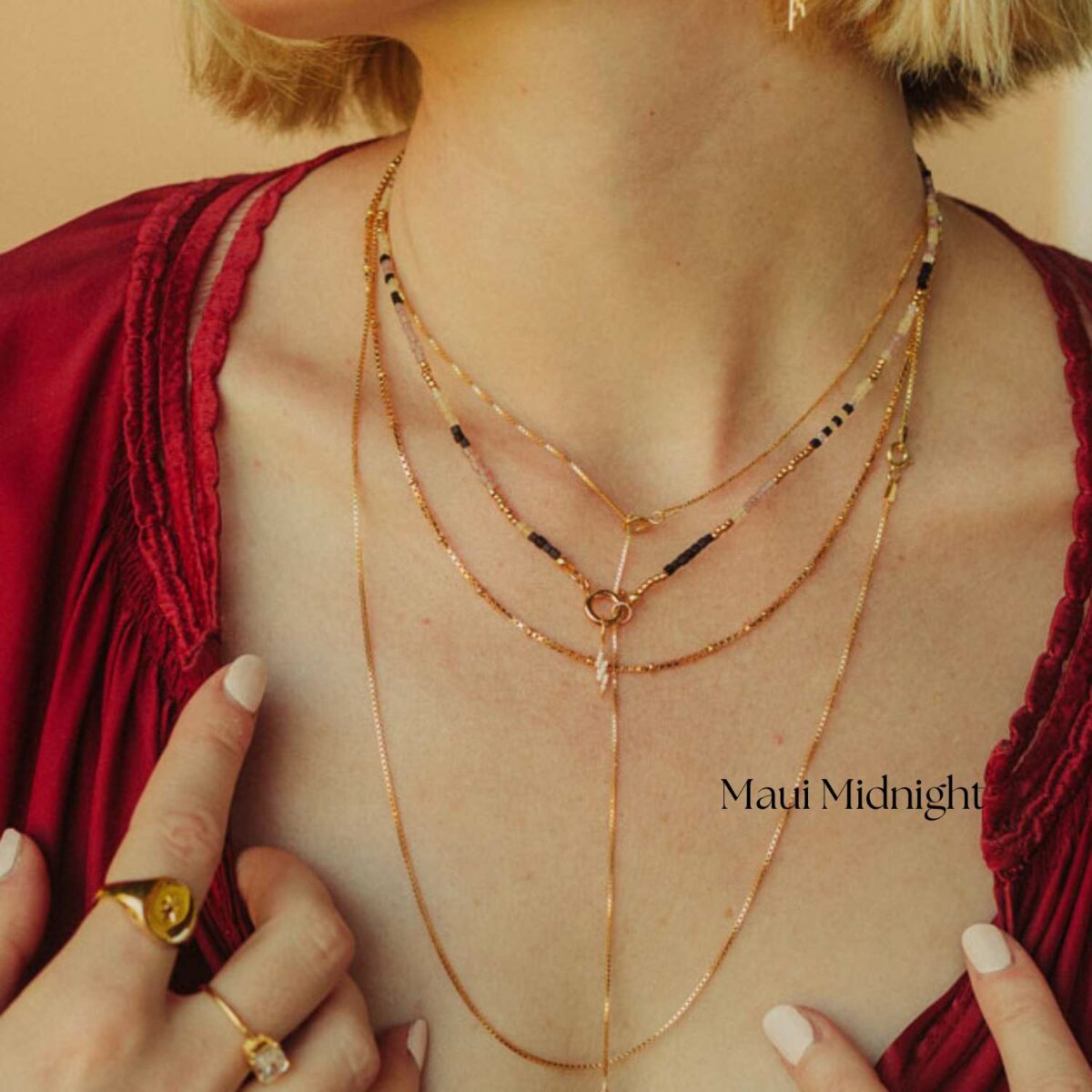 Collar Maui con miyukis de colores y piezas geométricas en plata de ley bañada en oro, hecho a mano