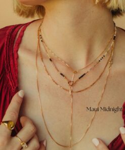 Collar Maui con miyukis de colores y piezas geométricas en plata de ley bañada en oro, hecho a mano