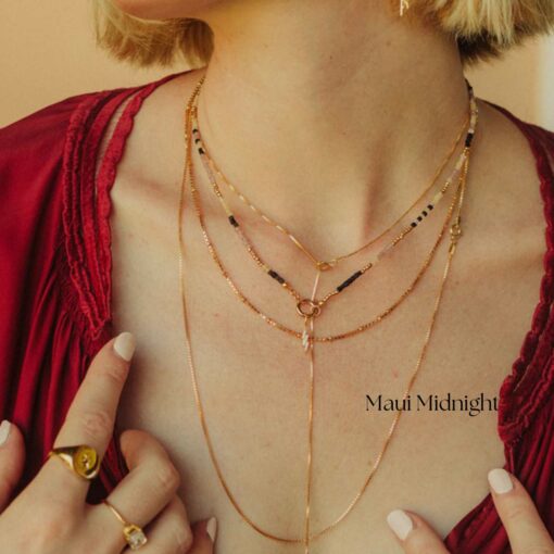 Collar Maui con miyukis de colores y piezas geométricas en plata de ley bañada en oro, hecho a mano