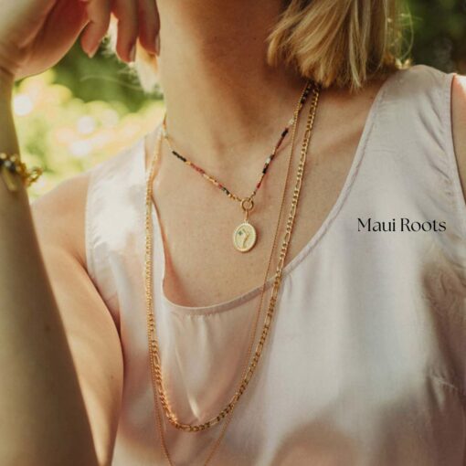 Collar Maui con miyukis de colores y piezas geométricas en plata de ley bañada en oro, hecho a mano