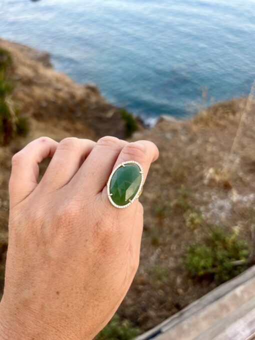 Anillo dorado de plata 925 con piedra aventurina verde y circonitas brillantes – colección Sirena de Nat & Belle