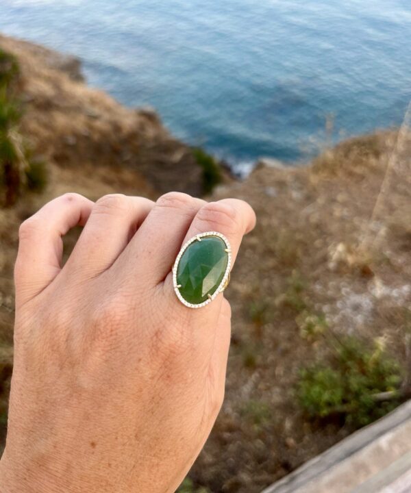 Anillo dorado de plata 925 con piedra aventurina verde y circonitas brillantes – colección Sirena de Nat & Belle