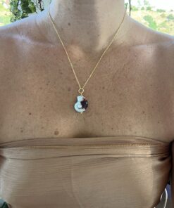 collar de caracola en cerámica artesanal, inspirado en el mar y hecho a mano.