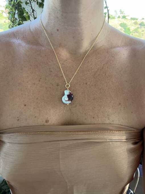collar de caracola en cerámica artesanal, inspirado en el mar y hecho a mano.