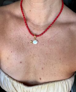 collar coral y charm pez perla