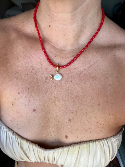 collar coral y charm pez perla