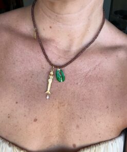 collar piedrecitas charm sirena y cauri teñido natural