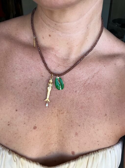 collar piedrecitas charm sirena y cauri teñido natural