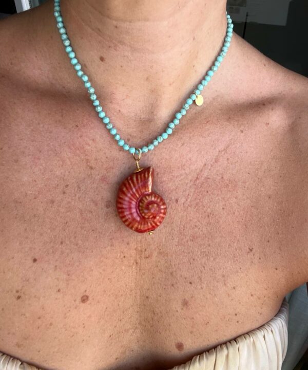 collar caracola ceramica roja con piedras preciosas turquesas
