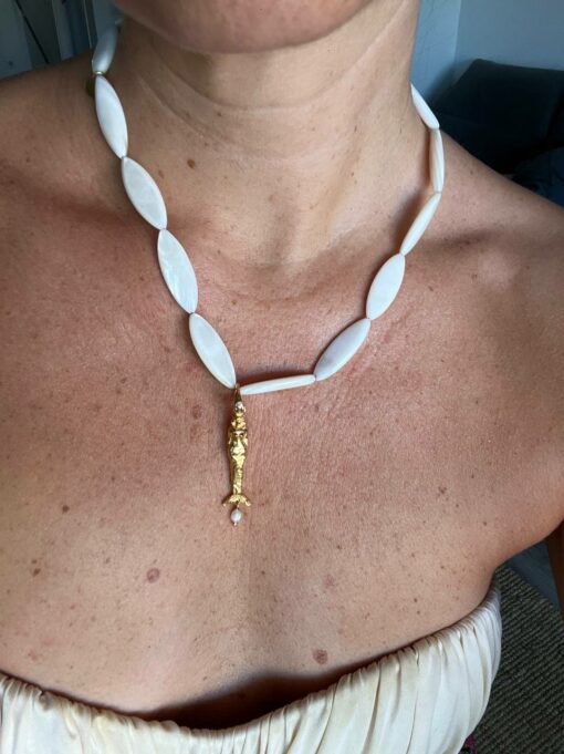 collar nacar y charm sirena con perla barroca