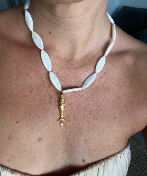 collar nacar y charm sirena con perla barroca