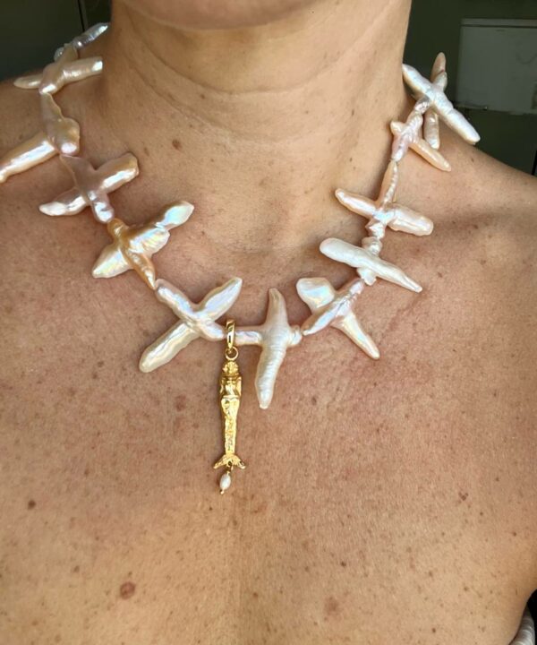 Collar Parthenope Perlas charm sirena