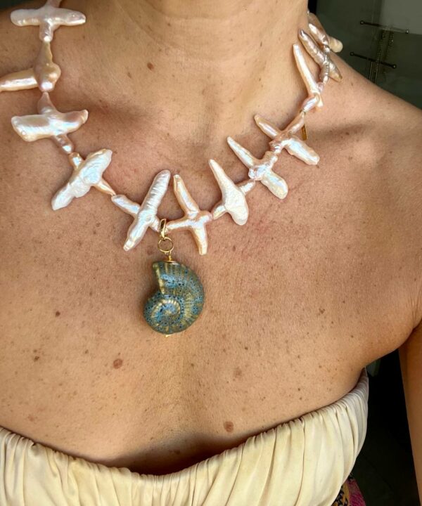 collar perlas irregulares naturales con caracola de ceramica