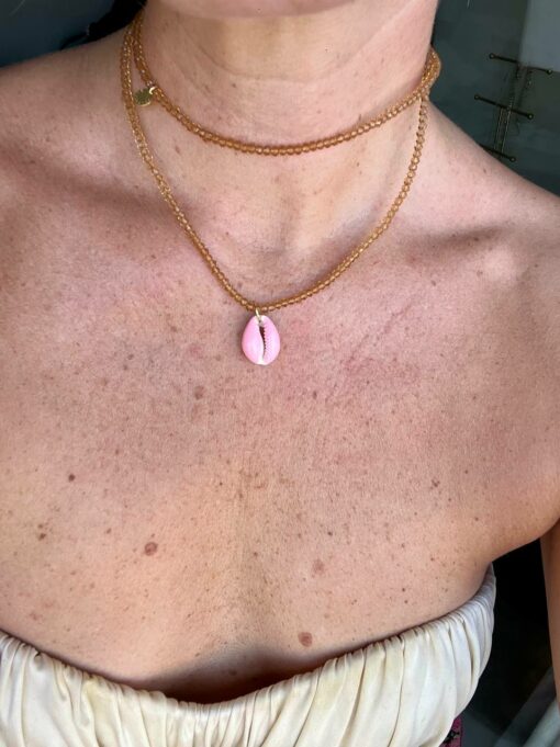 collar cristales cauri natural teñido