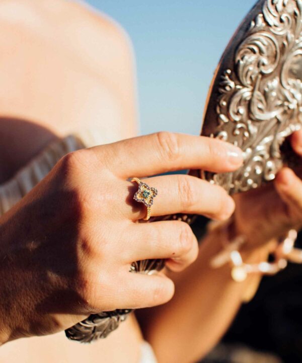 Anillo Posidonia de la colección Sirena de Nat & Belle, con circonitas de colores, inspirado en flores marinas.