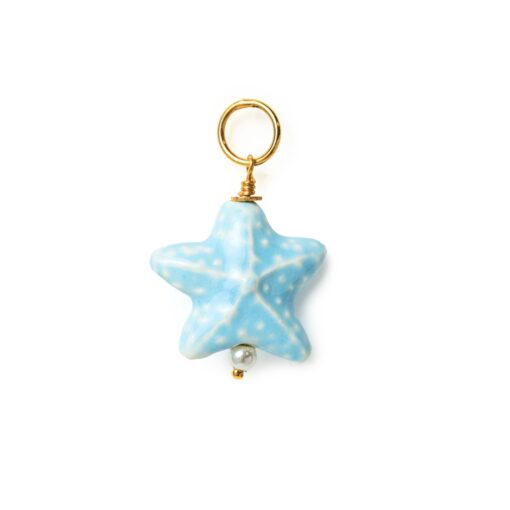 Charm de estrella de mar hecha a mano en cerámica porcelánica con perla natural.
