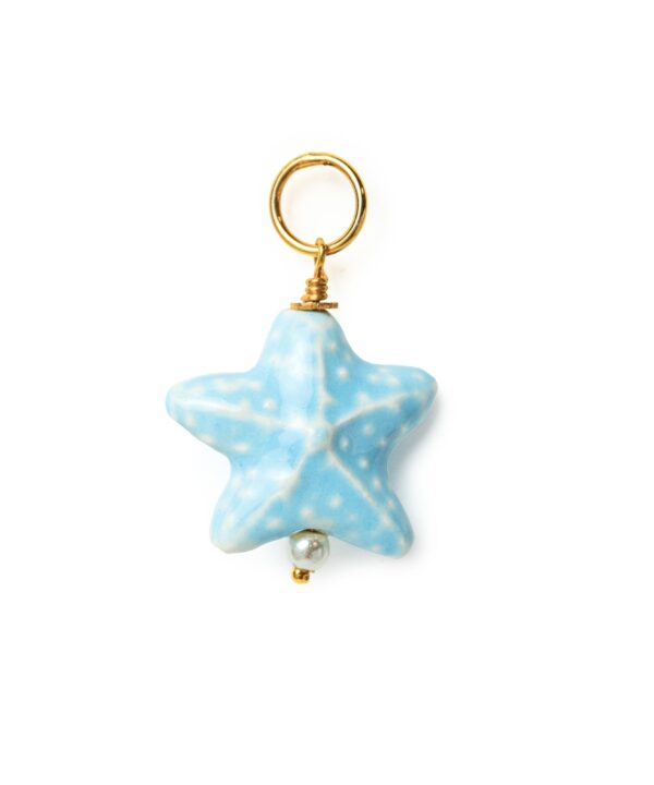 Charm de estrella de mar hecha a mano en cerámica porcelánica con perla natural.