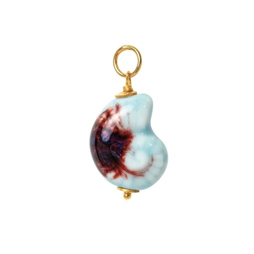 Charm de caracola en cerámica artesanal, inspirado en el mar y hecho a mano.