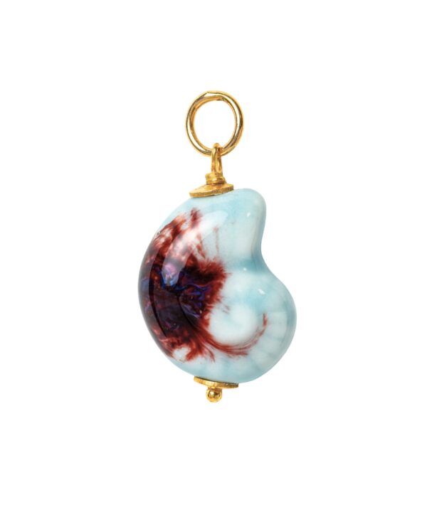 Charm de caracola en cerámica artesanal, inspirado en el mar y hecho a mano.