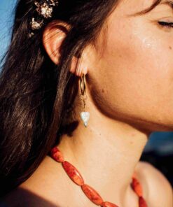 Collar Corazón del Mar con cuentas facetadas de turquesa y colgante de perla barroca natural.