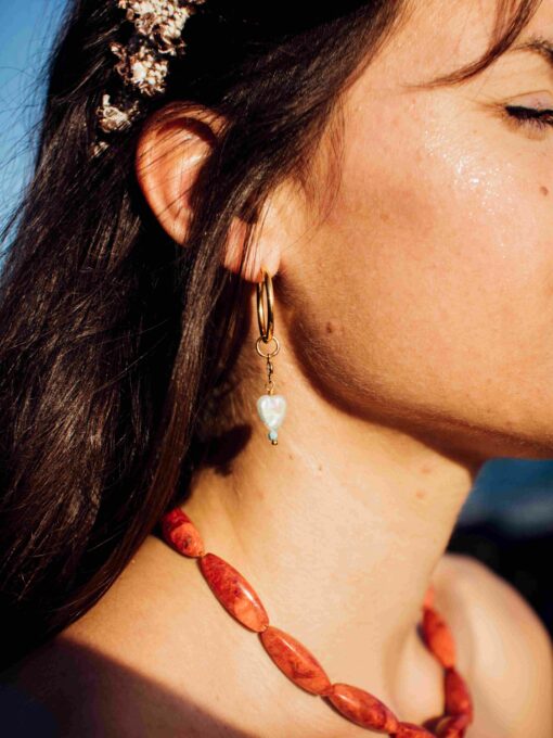 Collar Corazón del Mar con cuentas facetadas de turquesa y colgante de perla barroca natural.
