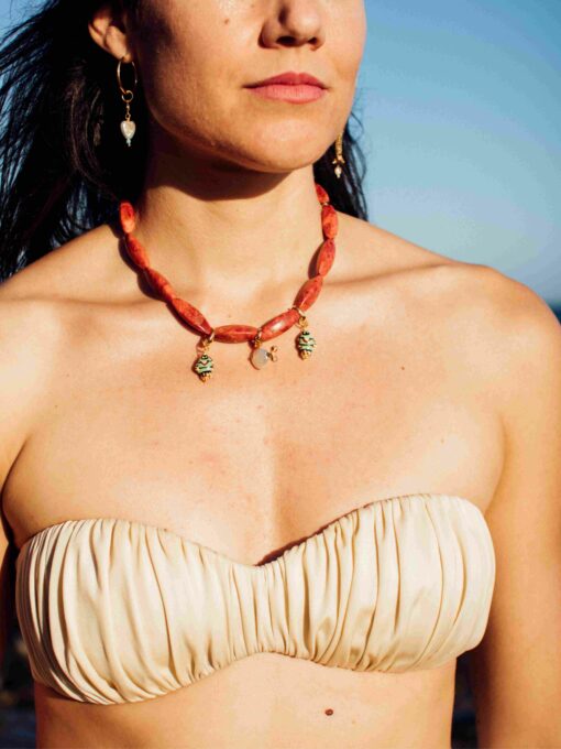 Collar Corazón del Mar con cuentas facetadas de turquesa y colgante de perla barroca natural.