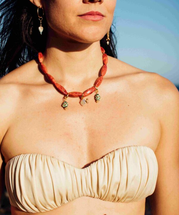 Collar Corazón del Mar con cuentas facetadas de turquesa y colgante de perla barroca natural.