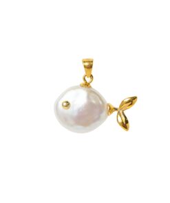 Charm de perla barroca natural en forma de pez, joya artesanal inspirada en el mar