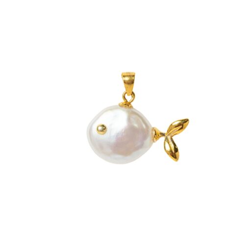Charm de perla barroca natural en forma de pez, joya artesanal inspirada en el mar