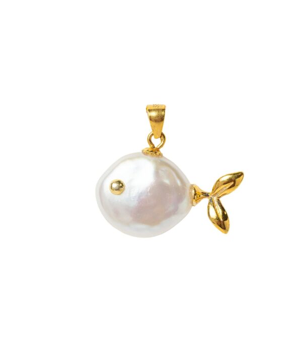 Charm de perla barroca natural en forma de pez, joya artesanal inspirada en el mar