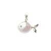 Charm de perla barroca natural en forma de pez, joya artesanal inspirada en el mar