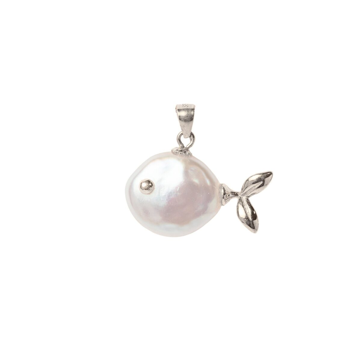 Charm de perla barroca natural en forma de pez, joya artesanal inspirada en el mar