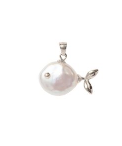 Charm de perla barroca natural en forma de pez, joya artesanal inspirada en el mar