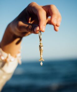 Charm de sirena con perla barroca natural, joyería femenina inspirada en el mar.